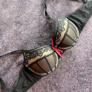 Sexy beautiful black bra with removable push up pads. Size 34B.
